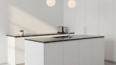 біла кухня з чорною стільницею