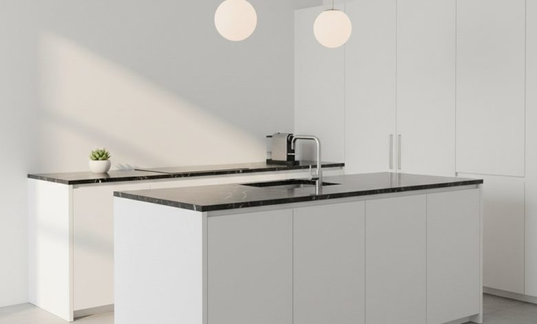 біла кухня з чорною стільницею