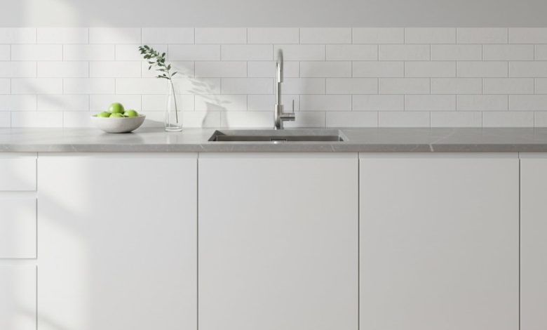 біла кухня з сірою стільницею