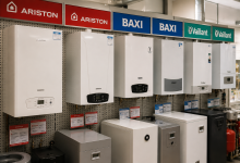 Ряд настінних газових котлів трьох брендів — Ariston, Baxi та Vaillant — на виставковому стенді магазину з відповідними фірмовими табличками