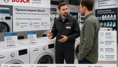Консультант Bosch у фірмовій формі пояснює характеристики пральних машин Bosch серії 4 та 6 покупцю в магазині